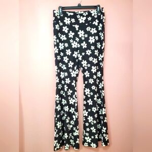Black & white floral bootcut leggings. Size  Large